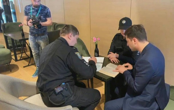 Зеленский объяснил полицейским, почему продемонстрировал бюллетень