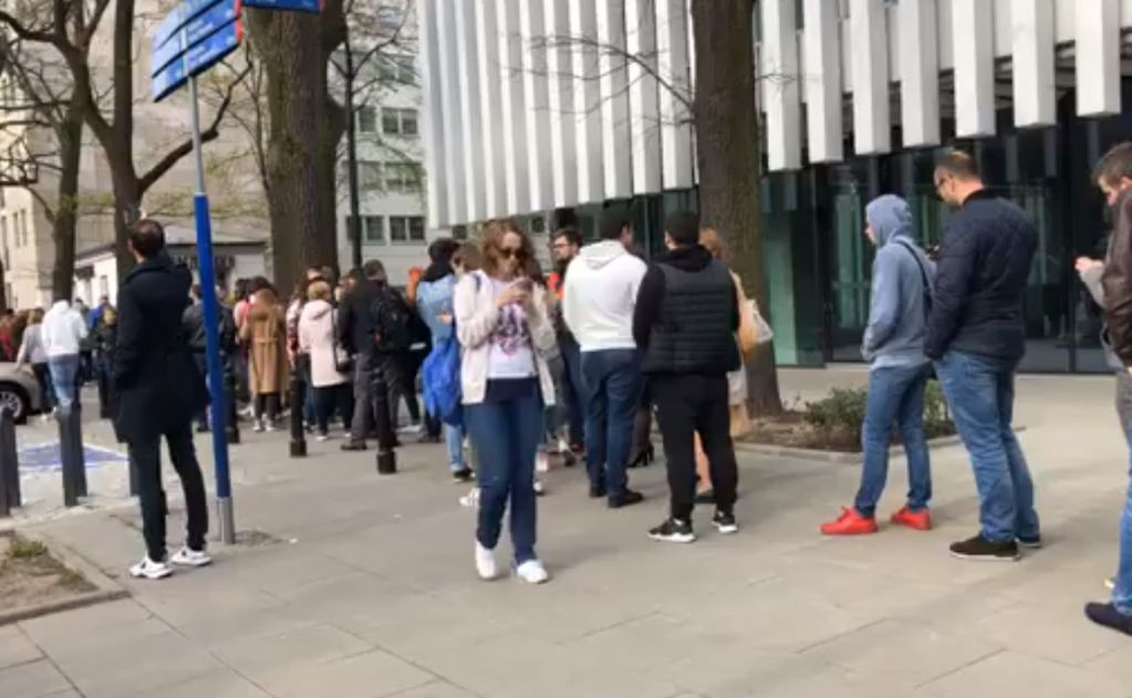 Толпы украинцев выбирают нового Президента Украины в Польше. ВИДЕО