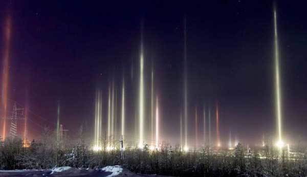 На видео попали удивительные световые столбы в Мурманской области