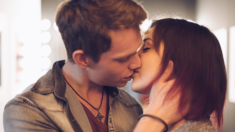 Лайфхак для девушек: как завести парня одним поцелуем