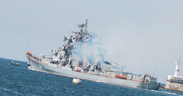 У побережья Крыма задымил военный корабль Путина. ФОТО