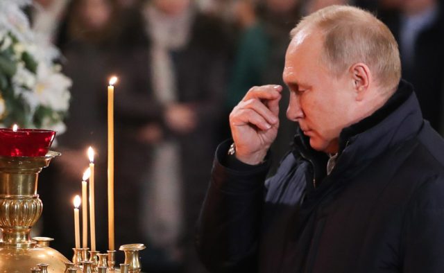 Путин опозорился с новой «женой» в церкви