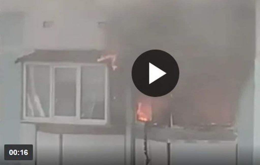 В России во время пожара мать выбросила ребенка из окна: жуткое видео