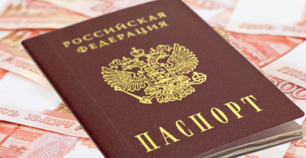 В России уже выдают паспорта украинцам: появилось видео