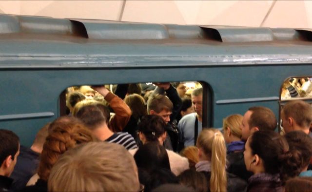 Происшествие в киевском метро: мужчина на глазах у людей рухнул под поезд. ВИДЕО