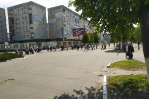 Жители Лисичанска устроили акцию протеста из-за отсутствия водоснабжения