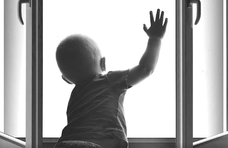 Чудо в Житомире: полуторагодовалый малыш выпал из окна 9-го этажа и выжил