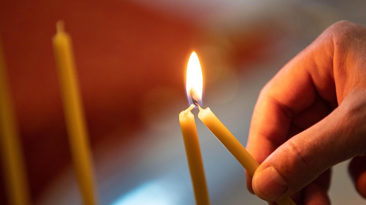 Приметы про церковные свечи: почему свеча трещит, коптит, плачет, падает