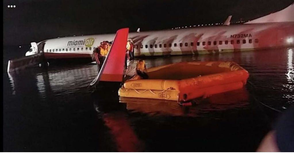 Пассажирский Boeing 737 потерпел крушение во время рейса. ФОТО