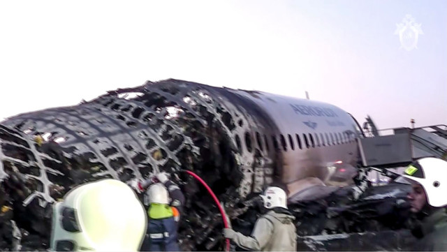 Пассажир сгоревшего в Москве лайнера видел, как в двигатель самолета ударила молния
