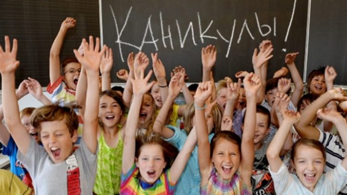 В украинских школах переносят летние каникулы: когда начнется отдых