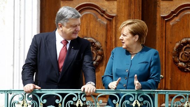 Порошенко по телефону обсудил с Меркель выполнение минских соглашений.