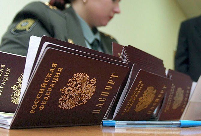 Разведка: Оккупанты на Донбассе заставляют получать паспорта РФ