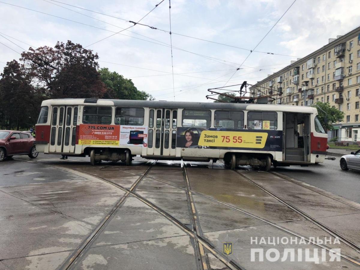 В Харькове трамвай сошел с рельсов и протаранил иномарку. Скорая увезла женщину и ребенка. ФОТО