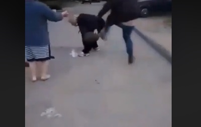 Беспредел в Запорожье: женщину ногами избил сосед-водитель. ВИДЕО