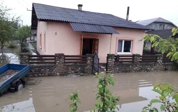 На Прикарпатье подтоплены сотни домов: спасатели второй день откачивают воду. ФОТО