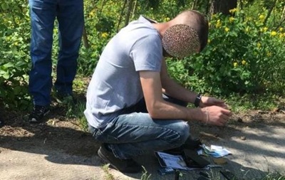 Поймали с поличным: под Киевом мужчина продал оружие полицейским