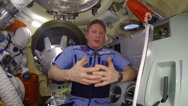 Настоящее безумие: астронавт показал, что происходит в невесомости с медом