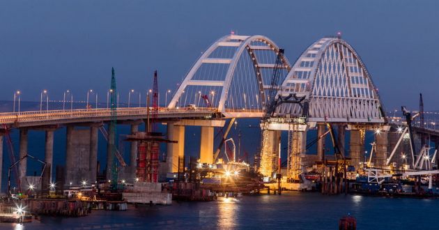 Расшибают молнии, оседают опоры: Крымский мост продержался год