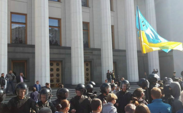 Под Радой начали подготовку к инаугурации: яркие кадры происходящего в центре Киева