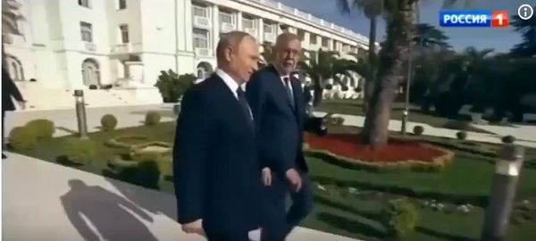 «Плешивый не в ту сторону открывал дверь»: в Сети смеются над новым конфузом Путина. ВИДЕО
