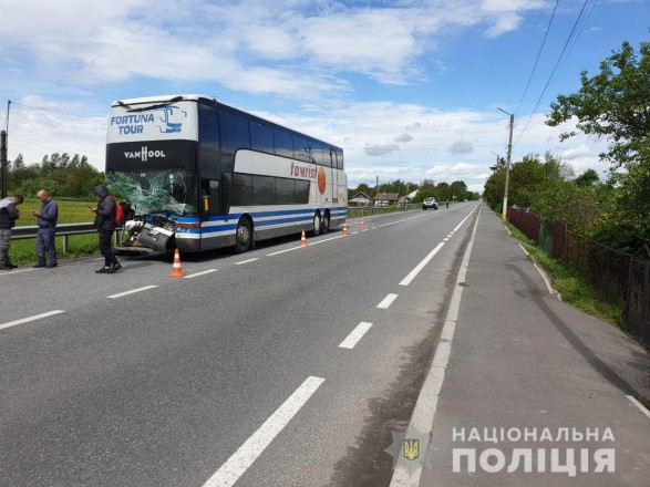 На Львовщине рейсовый автобус столкнулся с автомобилем: есть пострадавшие