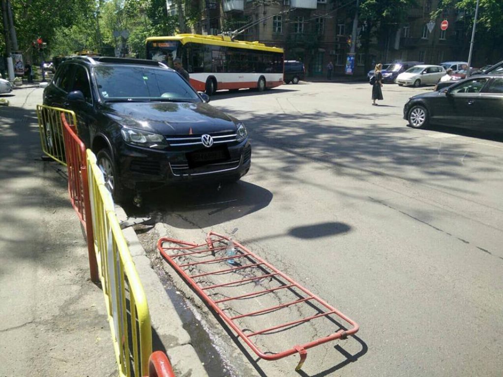 В Одессе столкнулись две легковушки и зацепили пешехода