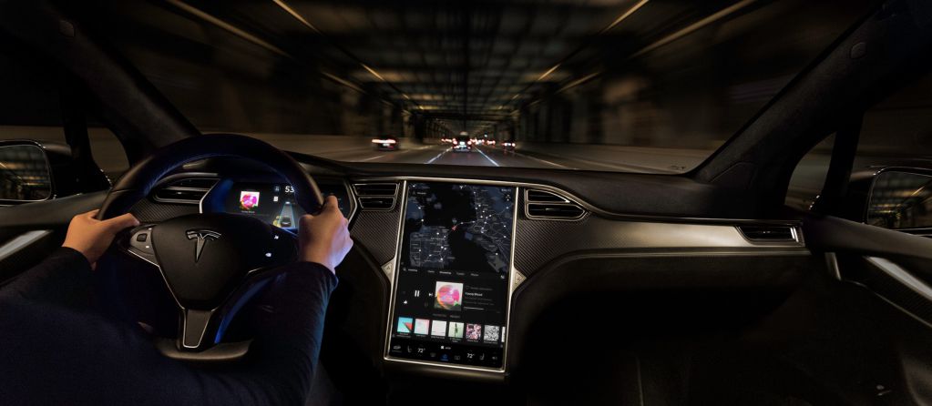 Вот как Tesla Autopilot ведет себя ночью под дождем. ВИДЕО