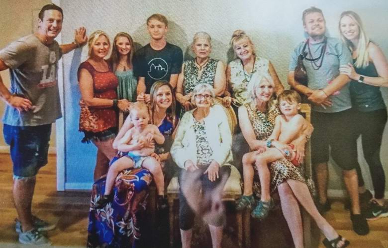 На семейной фотографии разглядели лицо покойного дяди