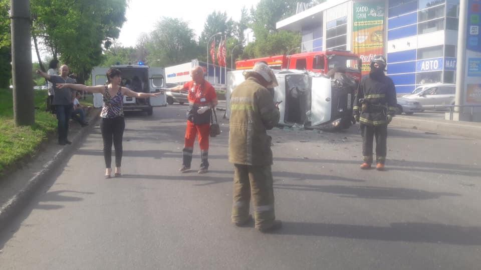 В Харькове грузовик протаранил маршрутку: около десяти раненых. ФОТО