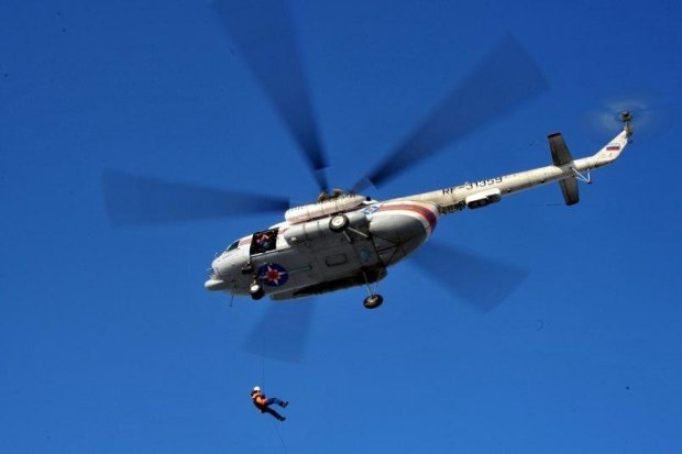 Бабушку, как юлу, раскрутило под вертолетом, видео слили в Сеть