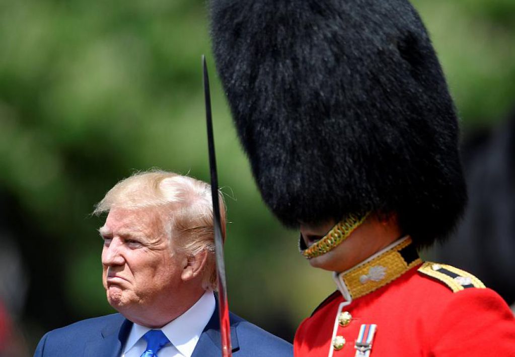 Дональд Трамп знатно оконфузился в Британии, это попало на видео