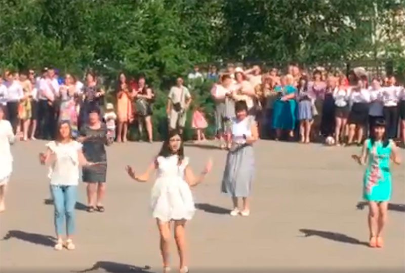 Танец учителей лицея под Харьковом порвал сеть. ВИДЕО