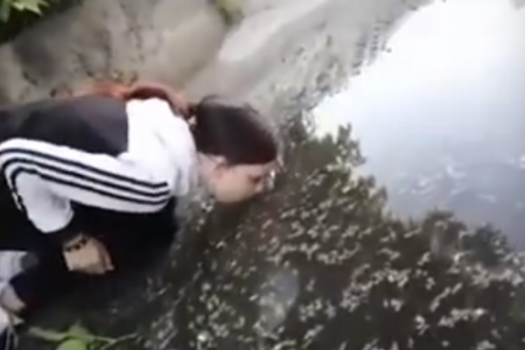 Жестокие школьницы заставили подругу пить воду из лужи. ВИДЕО