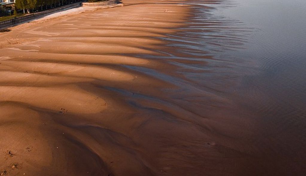 Если вода внезапно отошла от берега, быстро убегайте с пляжа