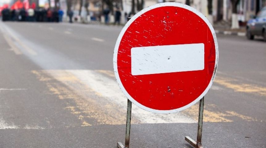 В Киеве перекрывают дороги: какие участки лучше объезжать стороной