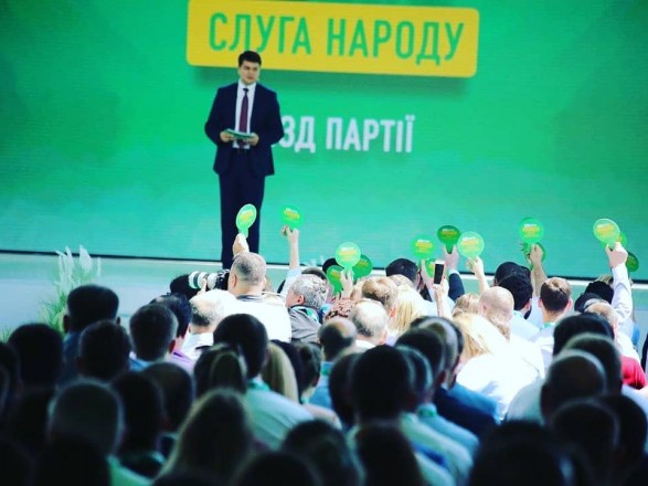 Список кандидатов в нардепы от партии "Слуга народа" начал редеть