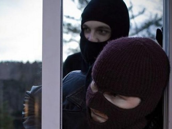 В Тернопольской области неизвестные в масках ограбили семью предпринимателя