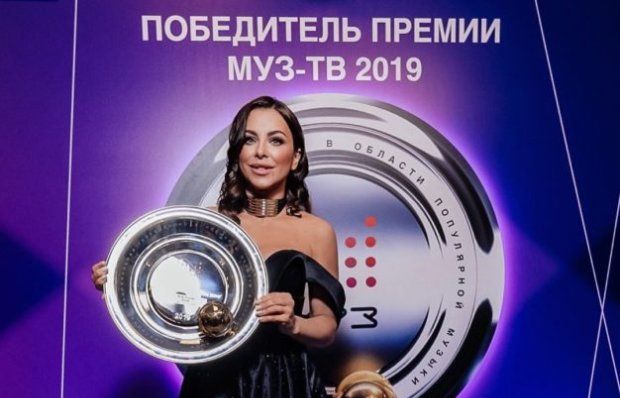 Фанатам понравилось: грудь Ани Лорак случайно выпала на премии МУЗ-ТВ