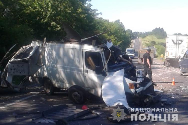 Смертельное ДТП под Тернополем: при столкновении с грузовиком бус разнесло на части. ВИДЕО 