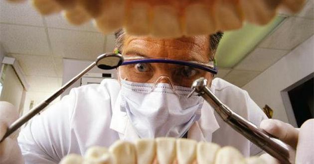 Кровоточат десны: опытный стоматолог дал 10 советов 