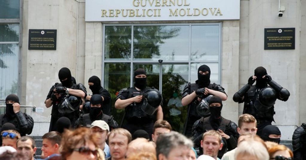 Отставка правительства в Молдове: началось бегство политиков в Россию и Украину. ФОТО, ВИДЕО