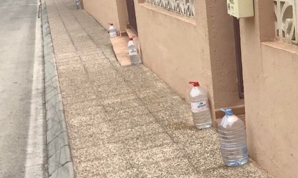 Вот как бутылки с водой у домов испанцев помогают им сохранять чистоту