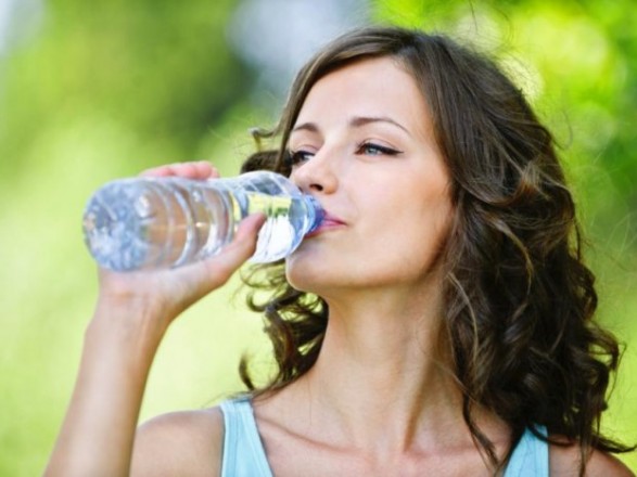 Во время жары воду нужно еще уметь правильно пить: советы медиков