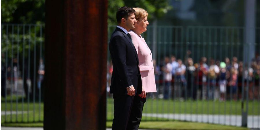 Меркель чуть не упала в обморок во время встречи с Зеленским. ВИДЕО