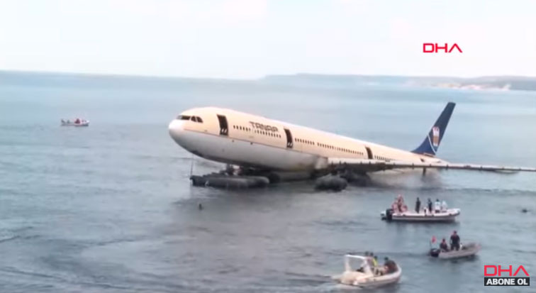 У берегов Турции затонул в море пассажирский самолет. ВИДЕО