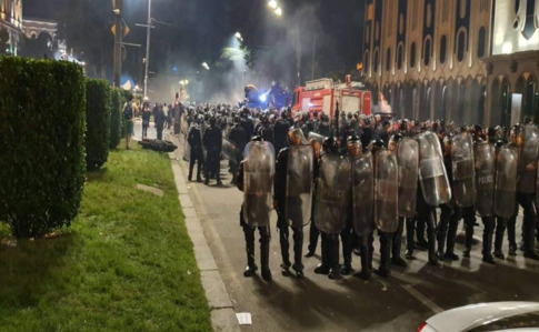 Слезоточивый газ, резиновые пули и аресты: грузинская полиция разогнала митинг в Тбилиси