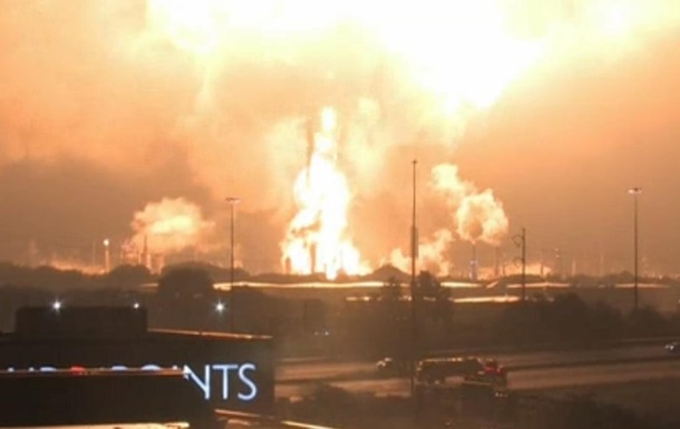 В США из-за взрыва загорелся нефтеперерабатывающий завод