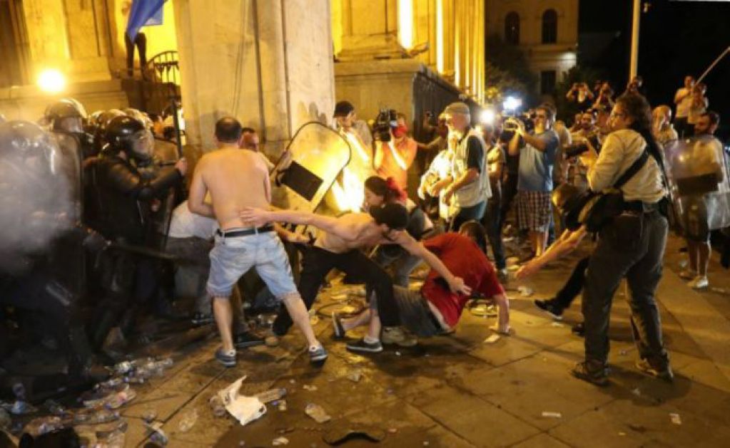 Стрельба и бронетехника: в Тбилиси силовики жестко разогнали Майдан. ВИДЕО