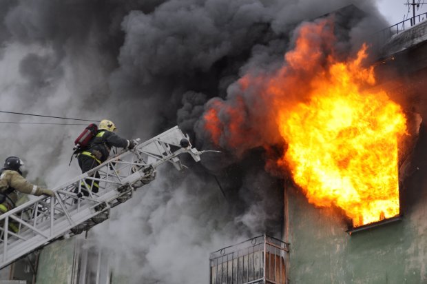 Пламя охватило киевскую многоэтажку, внутри слышны крики людей